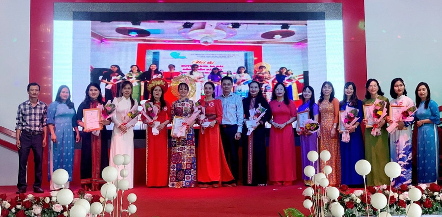 Hội LHPN huyện Kông Pa tổ chức hội thi duyên dáng áo dài gắn với tôn vinh bản sắc văn hóa. Ảnh: Minh Châu Hội LHPN huyện Kông Pa tổ chức hội thi duyên dáng áo dài gắn với tôn vinh bản sắc văn hóa. Ảnh: Minh Châu