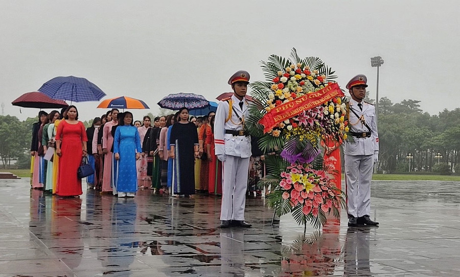 Dâng hoa Chủ tịch Hồ Chí Minh tại Quảng trường Đại Đoàn Kết (TP. Pleiku). Ảnh: Minh Châu