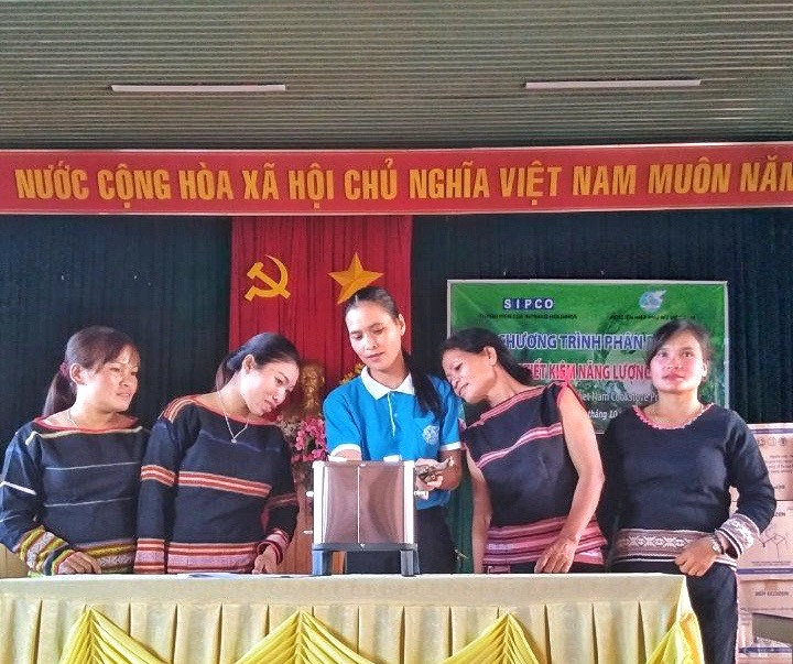 Hướng dẫn hội viên, phụ nữ cách sử dụng bếp đun tiết kiệm năng lượng. Ảnh: Minh Châu Hướng dẫn hội viên, phụ nữ cách sử dụng bếp đun tiết kiệm năng lượng. Ảnh: Minh Châu