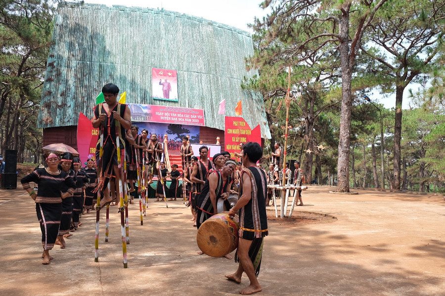 Tiết mục đặc sắc của đoàn nghệ nhân xã K'Dang. Ảnh: Hoàng Ngọc Tiết mục đặc sắc của đoàn nghệ nhân xã K'Dang. Ảnh: Hoàng Ngọc