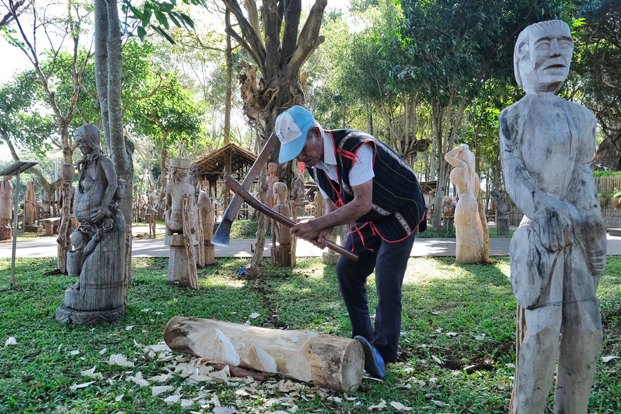 Nghệ nhân đẽo tượng trong khu vườn tượng. Ảnh: Hoàng Ngọc Nghệ nhân đẽo tượng trong khu vườn tượng. Ảnh: Hoàng Ngọc