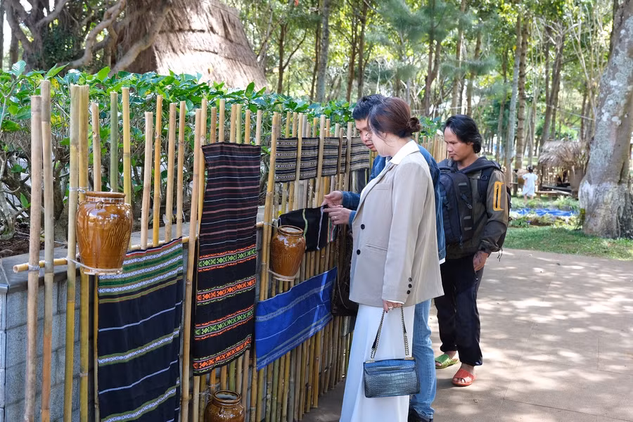 Sắc màu thổ cẩm Tây Nguyên. Ảnh: Hoàng Ngọc