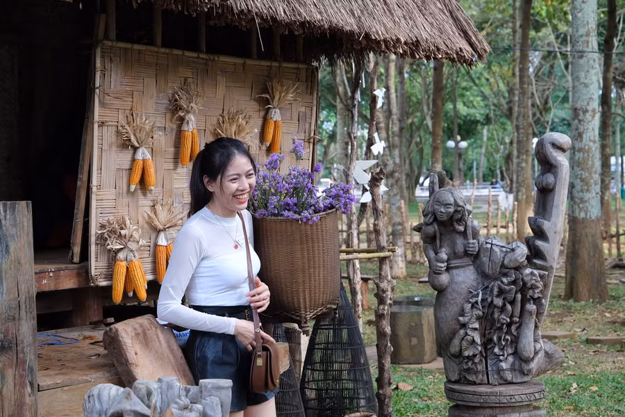 Du khách trải nghiệm không gian văn hóa. Ảnh: Hoàng Ngọc