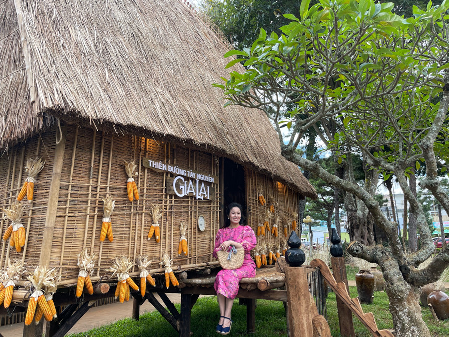 Không gian văn hóa Tây Nguyên thu hút người dân và du khách đến thưởng lãm, chụp ảnh. Ảnh: Hoàng Ngọc Không gian văn hóa Tây Nguyên thu hút người dân và du khách đến thưởng lãm, chụp ảnh. Ảnh: Hoàng Ngọc