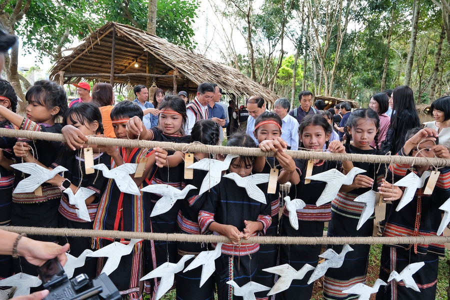 Đến với không gian "Thiên đường Tây Nguyên-Gia Lai", mọi người có thể gửi ước vọng về may mắn, hạnh phúc theo những cánh chim. Ảnh: Hoàng Ngọc Đến với không gian "Thiên đường Tây Nguyên-Gia Lai", mọi người có thể gửi ước vọng về may mắn, hạnh phúc theo những cánh chim. Ảnh: Hoàng Ngọc