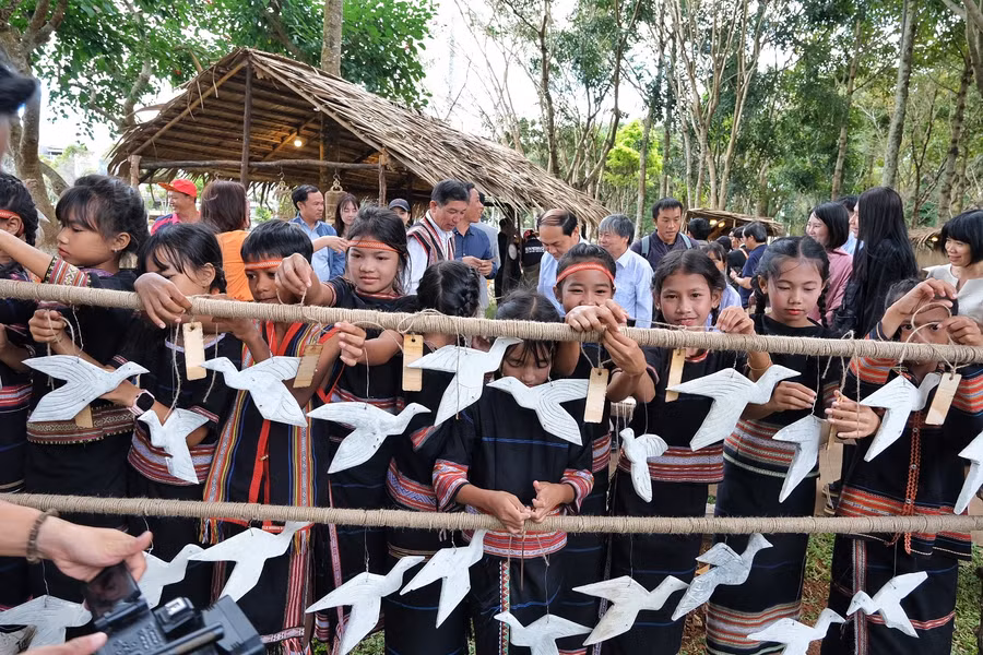 Đến với không gian "Thiên đường Tây Nguyên-Gia Lai", mọi người có thể gửi ước vọng về may mắn, hạnh phúc theo những cánh chim. Ảnh: Hoàng Ngọc