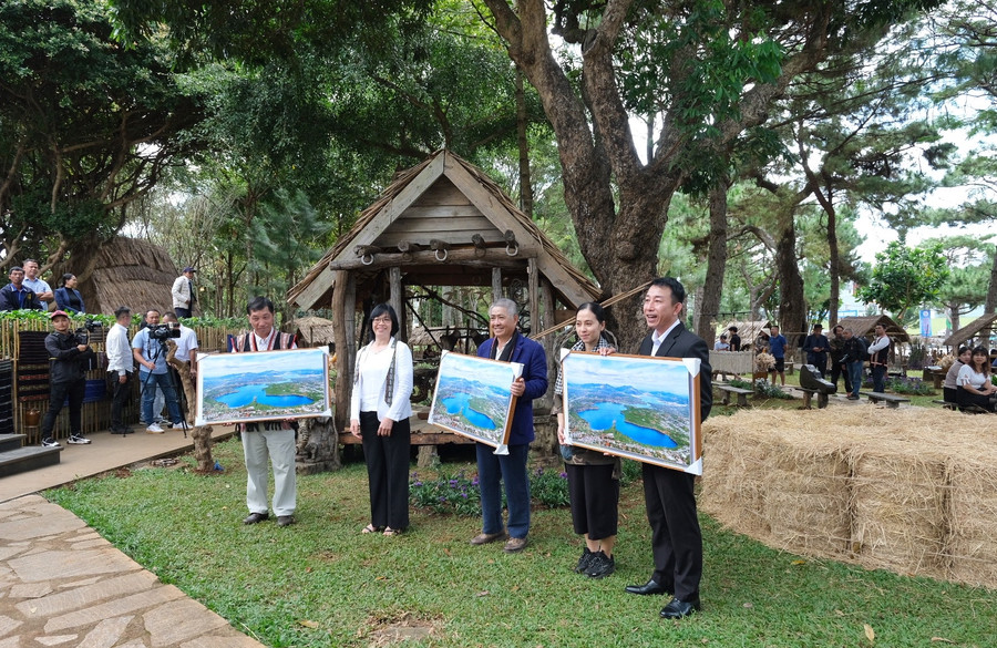 UBND tỉnh tặng quà các cá nhân, đơn vị đã góp phần tạo nên không gian văn hóa Tây Nguyên với nhiều giá trị đặc sắc giữa lòng Phố núi Pleiku. Ảnh: Hoàng Ngọc UBND tỉnh tặng quà các cá nhân, đơn vị đã góp phần tạo nên không gian văn hóa Tây Nguyên với nhiều giá trị đặc sắc giữa lòng Phố núi Pleiku. Ảnh: Hoàng Ngọc