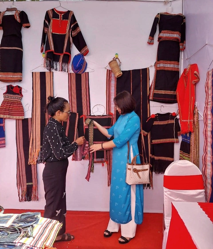 Các sản phẩm của phụ nữ Gia Lai được trưng bày, giới thiệu tại hội chợ giới thiệu sản phẩm khởi nghiệp-OCOP của phụ nữ khu vực miền Trung. Ảnh: NVCC Các sản phẩm của phụ nữ Gia Lai được trưng bày, giới thiệu tại hội chợ giới thiệu sản phẩm khởi nghiệp-OCOP của phụ nữ khu vực miền Trung. Ảnh: NVCC