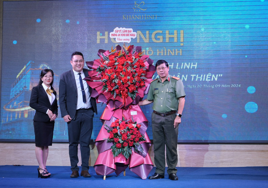 Ban chỉ đạo nhận hoa chúc mừng ra mắt mô hình điểm về khách sạn an toàn, thân thiện. Ảnh: HOÀNG NGỌC Ban chỉ đạo nhận hoa chúc mừng ra mắt mô hình điểm về khách sạn an toàn, thân thiện. Ảnh: HOÀNG NGỌC