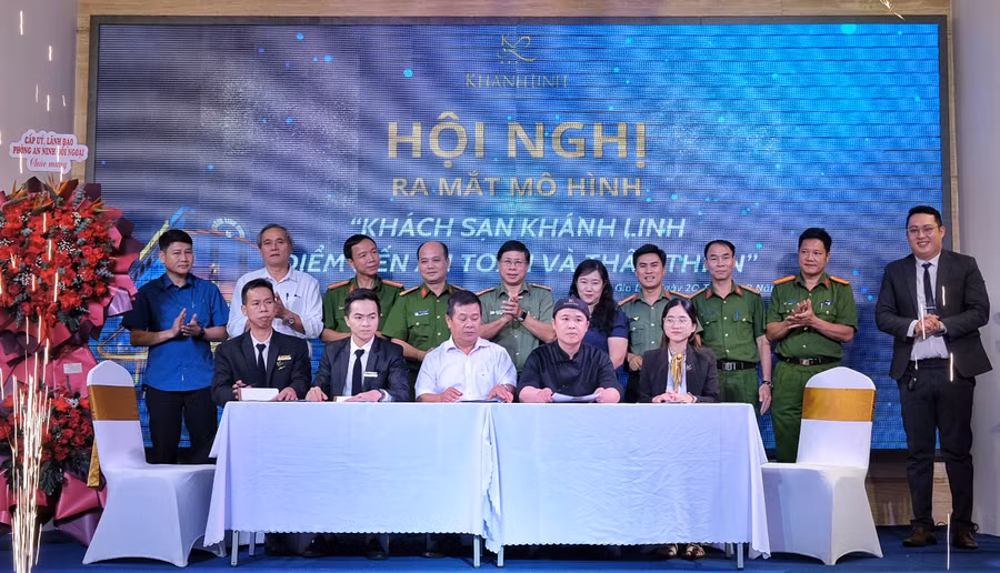 Ký kết quy ước, đảm bảo mô hình hoạt động hiệu quả, tạo điểm đến an toàn, thân thiện cho khách lưu trú. Ảnh: HOÀNG NGỌC