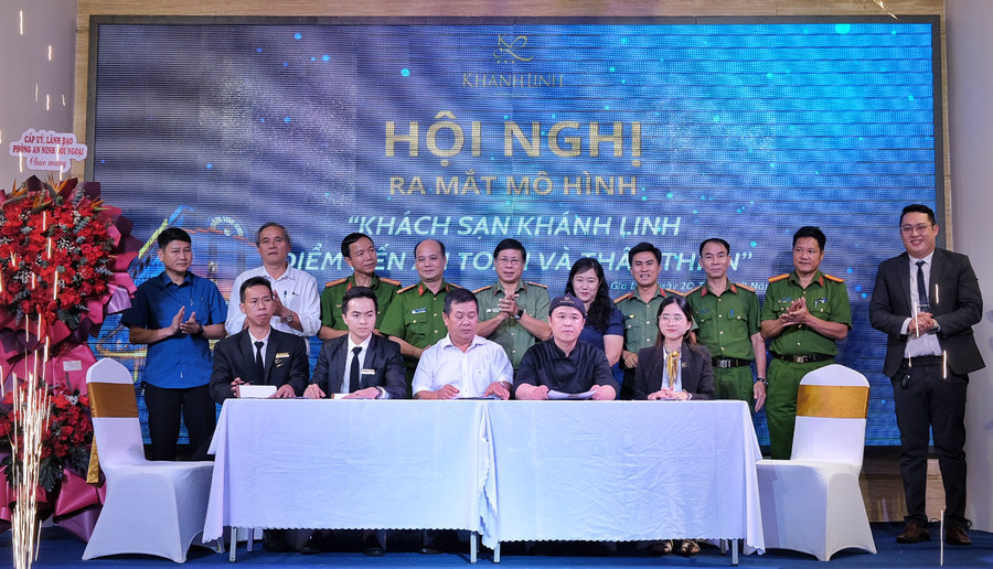 Ký kết quy ước, đảm bảo mô hình hoạt động hiệu quả, tạo điểm đến an toàn, thân thiện cho khách lưu trú. Ảnh: HOÀNG NGỌC Ký kết quy ước, đảm bảo mô hình hoạt động hiệu quả, tạo điểm đến an toàn, thân thiện cho khách lưu trú. Ảnh: HOÀNG NGỌC