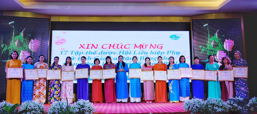 Khen thưởng các tập thể có thành tích xuất sắc thực hiện tốt chủ đề năm 2023. Ảnh: Minh Châu