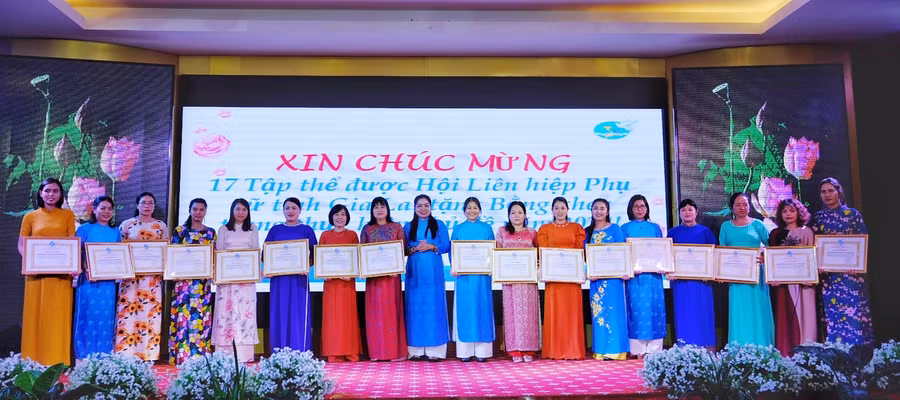 Khen thưởng các tập thể có thành tích xuất sắc thực hiện tốt chủ đề năm 2023. Ảnh: Minh Châu