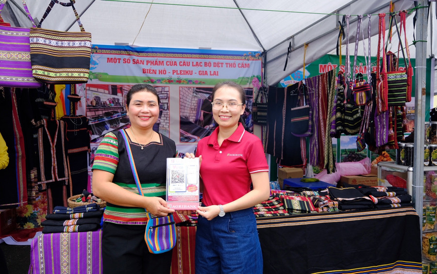 Cấp tài khoản, mã QR thanh toán cho các gian hàng phụ nữ khởi nghiệp. Ảnh: Minh Châu Cấp tài khoản, mã QR thanh toán cho các gian hàng phụ nữ khởi nghiệp. Ảnh: Minh Châu