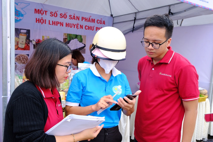 Hướng dẫn cách sử dụng tài khoản cho các cơ sở sản xuất, hộ kinh doanh, phụ nữ khởi nghiệp tham gia ngày hội phụ khởi nghiệp. Ảnh: Minh Châu Hướng dẫn cách sử dụng tài khoản cho các cơ sở sản xuất, hộ kinh doanh, phụ nữ khởi nghiệp tham gia ngày hội phụ khởi nghiệp. Ảnh: Minh Châu