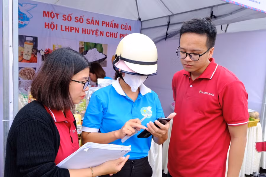 Hướng dẫn cách sử dụng tài khoản cho các cơ sở sản xuất, hộ kinh doanh, phụ nữ khởi nghiệp tham gia ngày hội phụ khởi nghiệp. Ảnh: Minh Châu