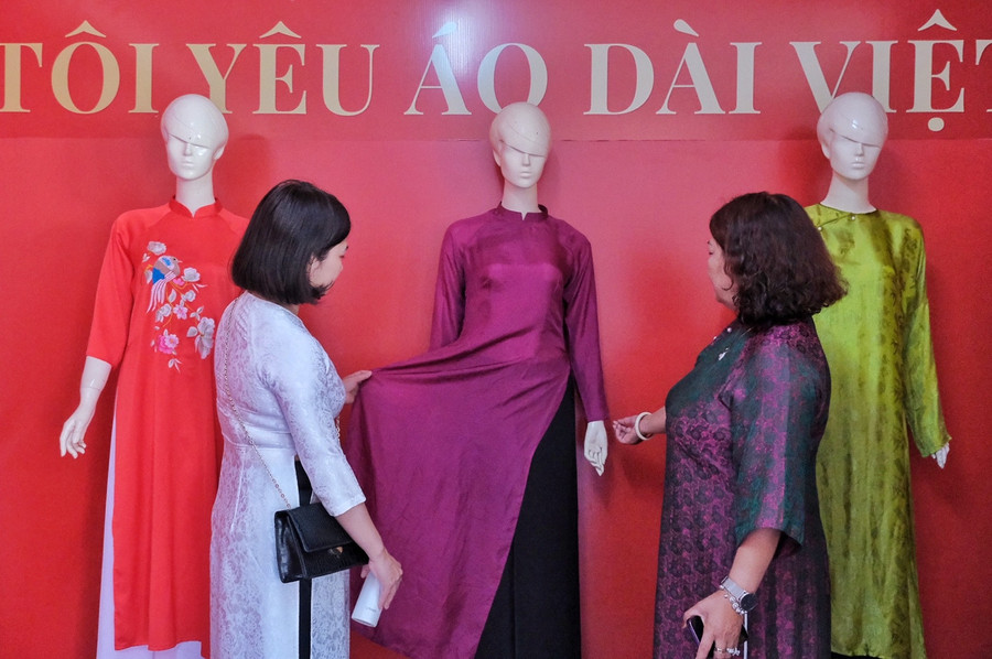 Các mẫu áo dài trên nền nhiều chất liệu khác nhau nhưng đều tôn vinh giá trị vượt thời gian của trang phục truyền thống. Ảnh: Minh Châu Các mẫu áo dài trên nền nhiều chất liệu khác nhau nhưng đều tôn vinh giá trị vượt thời gian của trang phục truyền thống. Ảnh: Minh Châu