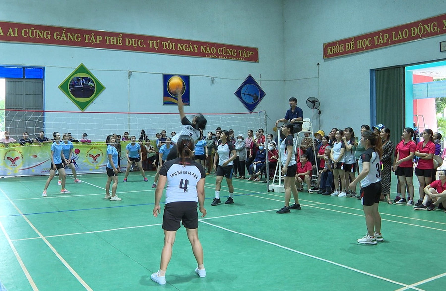 Giải bóng chuyền hơi diễn ra trong không khí sôi nổi với nhiều pha bóng hay, thu hút đông đảo người dân và hội viên phụ nữ đến xem và cổ vũ. Ảnh: Minh Châu Giải bóng chuyền hơi diễn ra trong không khí sôi nổi với nhiều pha bóng hay, thu hút đông đảo người dân và hội viên phụ nữ đến xem và cổ vũ. Ảnh: Minh Châu