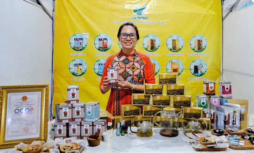 Chị Nguyễn Thị Thu Trang giới thiệu các sản phẩm khởi nghiệp theo xu hướng chuyển đổi xanh. Ảnh: MINH CHÂU Chị Nguyễn Thị Thu Trang giới thiệu các sản phẩm khởi nghiệp theo xu hướng chuyển đổi xanh. Ảnh: MINH CHÂU
