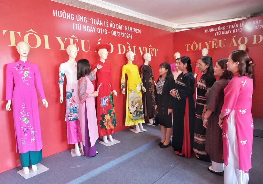 Giới thiệu các thiết kế áo dài truyền thống. Ảnh: Minh Châu Giới thiệu các thiết kế áo dài truyền thống. Ảnh: Minh Châu