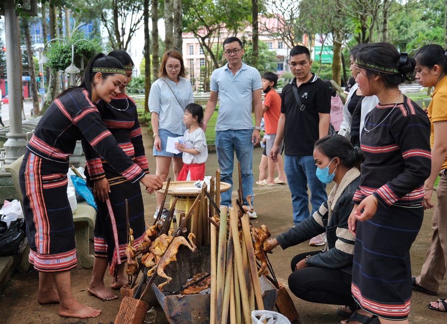 Người dân và du khách tìm hiểu cách chế biến các món ăn truyền thống tại chương trình. Ảnh: Hoàng Ngọc