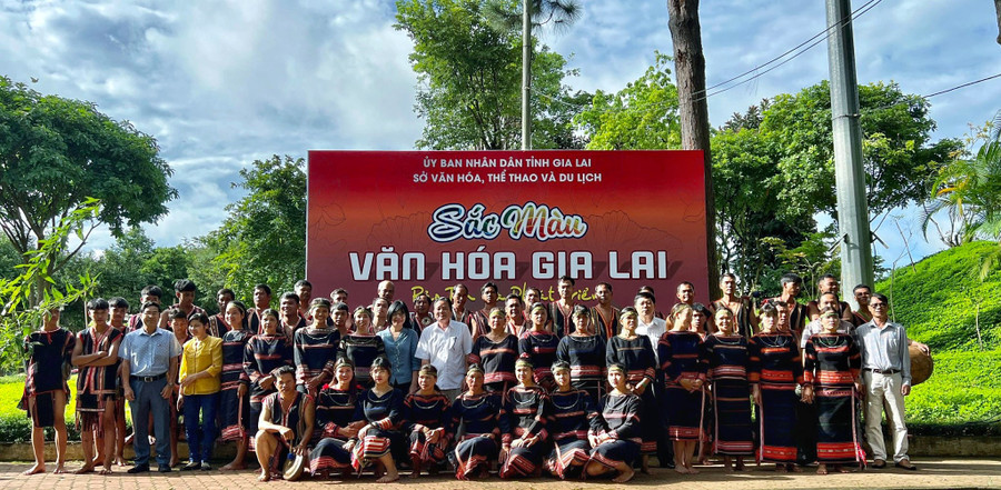 Đoàn nghệ nhân Jrai xã Ia Dêr, huyện Ia Grai tham gia số đầu tiên của chương trình &quot;Sắc màu văn hóa Gia Lai-Bảo tồn và phát triển&quot;. Ảnh: Hoàng Ngọc