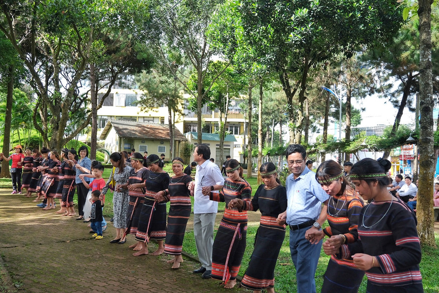 Chương trình thu hút đông đảo người dân và du khách. Ảnh: Hoàng Ngọc