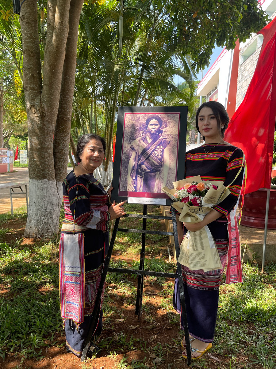 Bà Giang Kim Năm (bìa trái) và con gái bên chân dung Anh hùng Núp. Ảnh: Minh Châu Bà Giang Kim Năm (bìa trái) và con gái bên chân dung Anh hùng Núp. Ảnh: Minh Châu