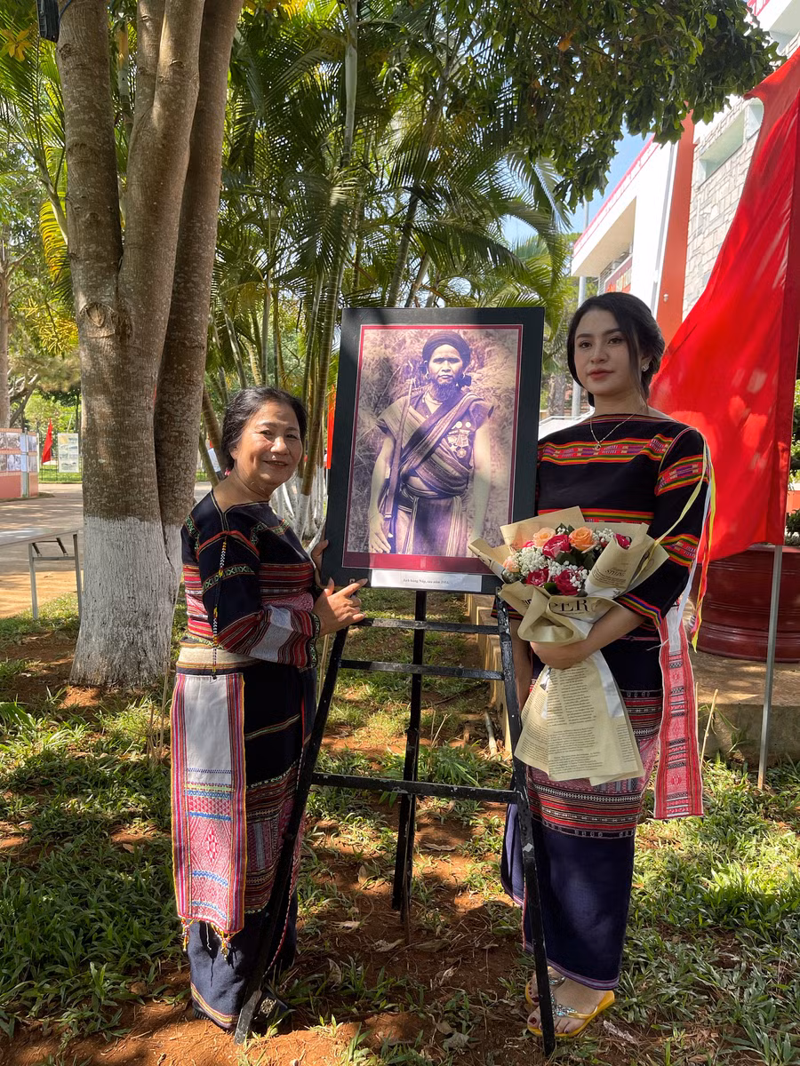 Bà Giang Kim Năm (bìa trái) và con gái bên chân dung Anh hùng Núp. Ảnh: Minh Châu