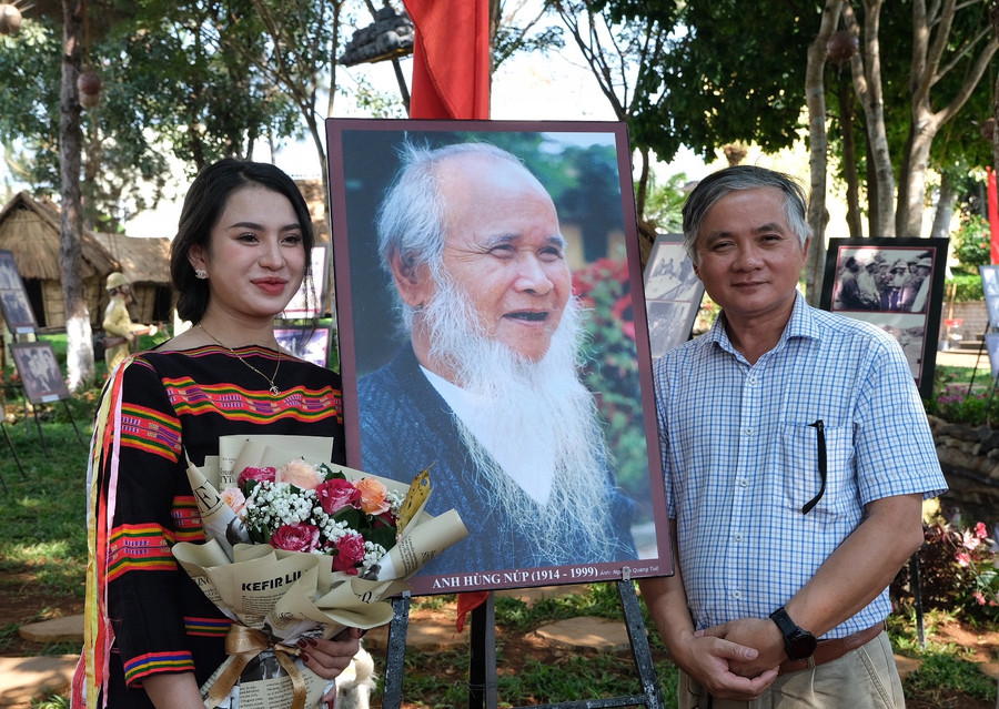 Chị Đinh Giang Hiền (bìa trái)-cháu nội Anh hùng Núp và Thạc sĩ Nguyễn Quang Tuệ (Trưởng phòng quản lý Văn hóa, Sở Văn hóa-Thể thao và Du lịch)-tác giả chụp bức chân dung Anh hùng Núp. Ảnh: Minh Châu