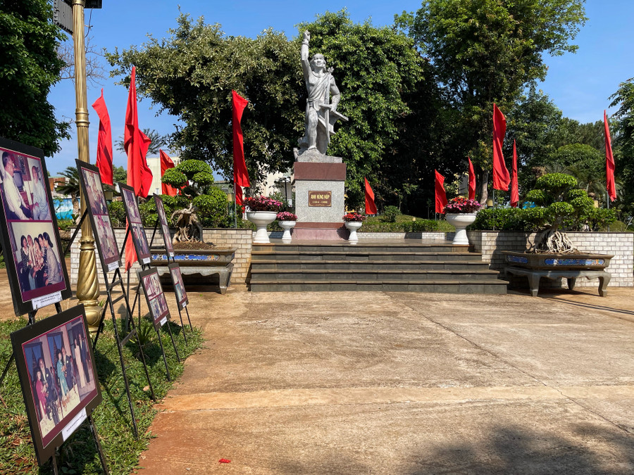 Tượng đài Anh hùng Núp trong khuôn viên Bảo tàng tỉnh Gia Lai. Ảnh: Minh Châu Tượng đài Anh hùng Núp trong khuôn viên Bảo tàng tỉnh Gia Lai. Ảnh: Minh Châu