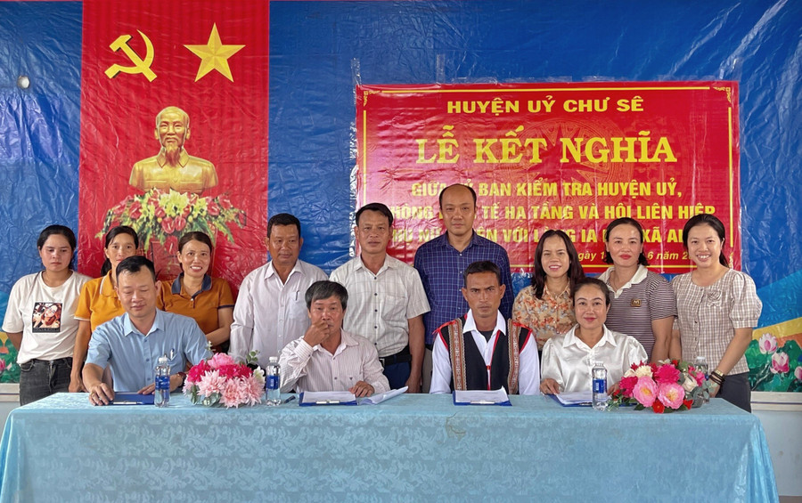 Các cơ quan, đơn vị huyện Chư Sê ký kết giao ước kết nghĩa với làng Ia Doa. Ảnh: Minh Châu