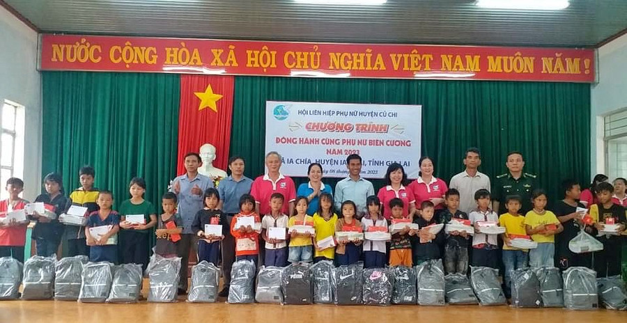 Chương trình &quot;Đồng hành cùng phụ nữ biên cương&quot; tặng quà cho trẻ em nghèo hiếu học xã Ia Chía. Ảnh: Minh Châu