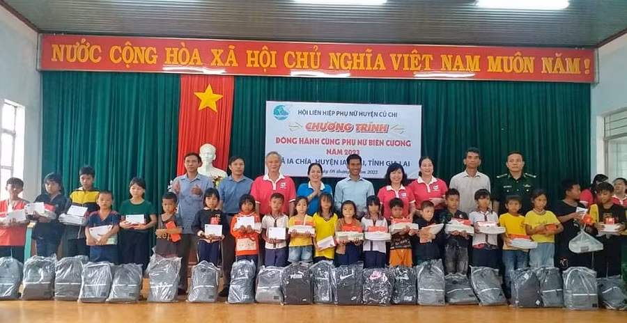Chương trình "Đồng hành cùng phụ nữ biên cương" tặng quà cho trẻ em nghèo hiếu học xã Ia Chía. Ảnh: Minh Châu