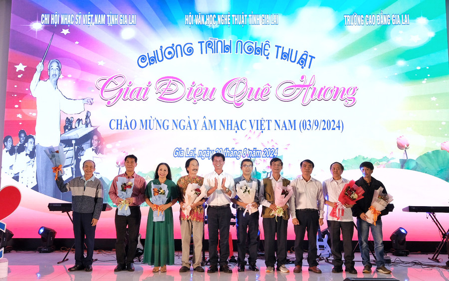 Tặng hoa tôn vinh các nhạc sĩ, nghệ sĩ Gia Lai nhân Ngày Âm nhạc Việt Nam. Ảnh: MINH CHÂU Tặng hoa tôn vinh các nhạc sĩ, nghệ sĩ Gia Lai nhân Ngày Âm nhạc Việt Nam. Ảnh: MINH CHÂU