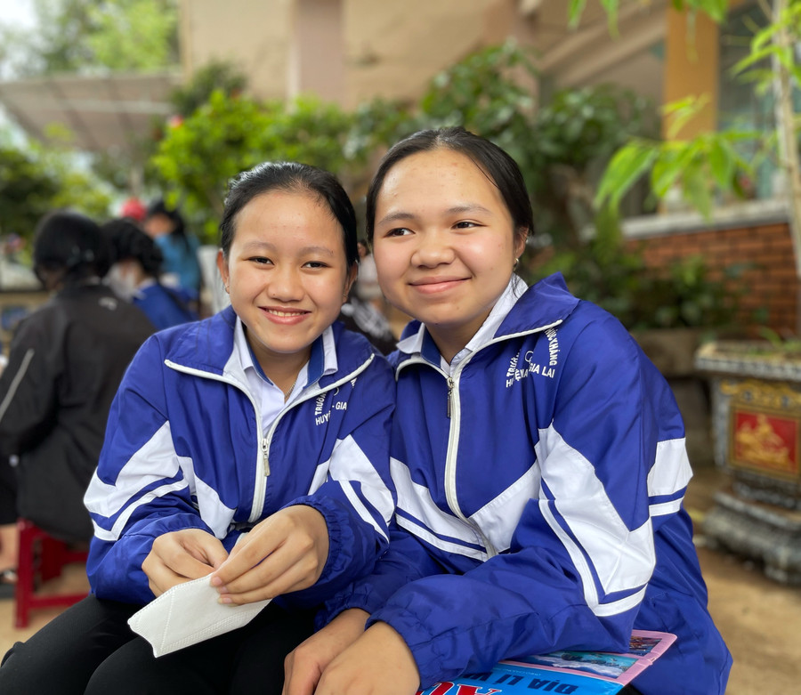 Em Trần Thị Khánh Ly (bìa phải) và Ngô Thị Hồng Phượng-lớp 10A5 có tình bạn đẹp từ thời ấu thơ. Ảnh: Minh Châu Em Trần Thị Khánh Ly (bìa phải) và Ngô Thị Hồng Phượng-lớp 10A5 có tình bạn đẹp từ thời ấu thơ. Ảnh: Minh Châu