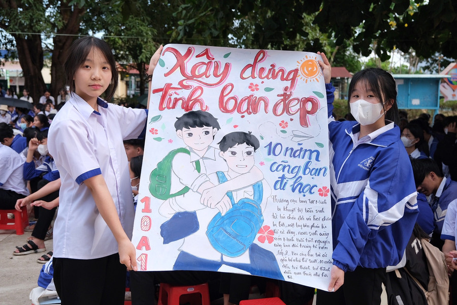Em Trần Thảo Vy-lớp 10A1 (bìa trái)-tác giả của bức tranh cõng bạn đi học với thông điệp vun đắp tình bạn đẹp để không còn bạo lực học đường. Ảnh: Minh Châu Em Trần Thảo Vy-lớp 10A1 (bìa trái)-tác giả của bức tranh cõng bạn đi học với thông điệp vun đắp tình bạn đẹp để không còn bạo lực học đường. Ảnh: Minh Châu