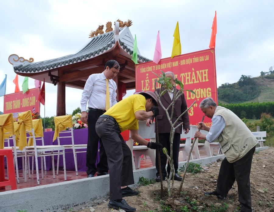 Trồng cây lưu niệm tại khu vực Nhà bia di tích. Ảnh: Hoàng Ngọc Trồng cây lưu niệm tại khu vực Nhà bia di tích. Ảnh: Hoàng Ngọc