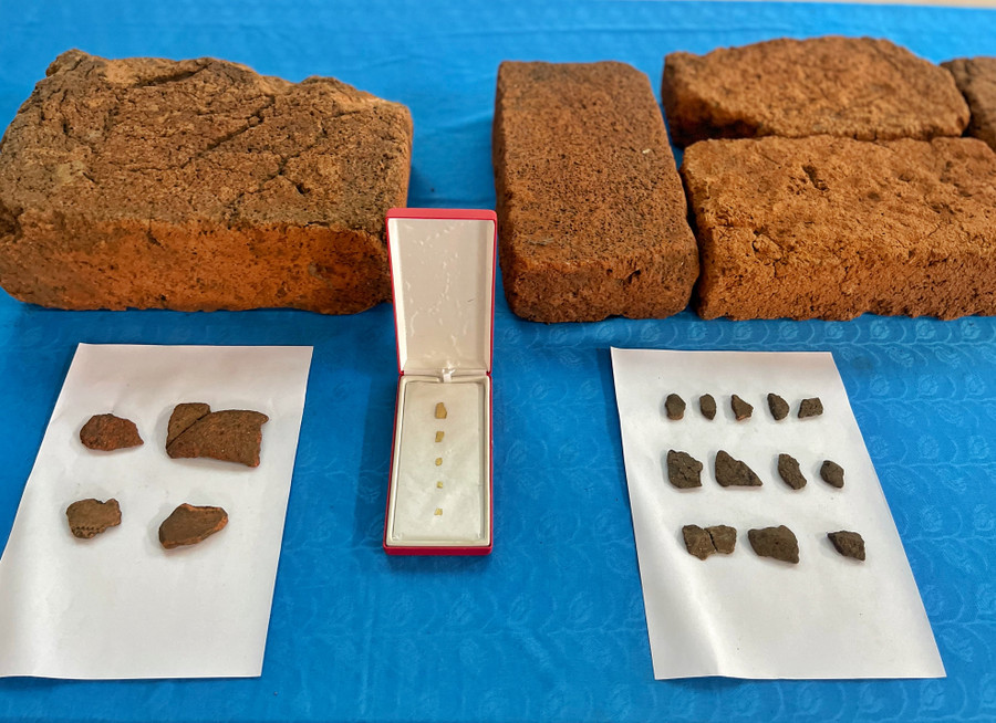 Một số di vật tìm thấy tại di tích An Phú. Ảnh: Hoàng Ngọc