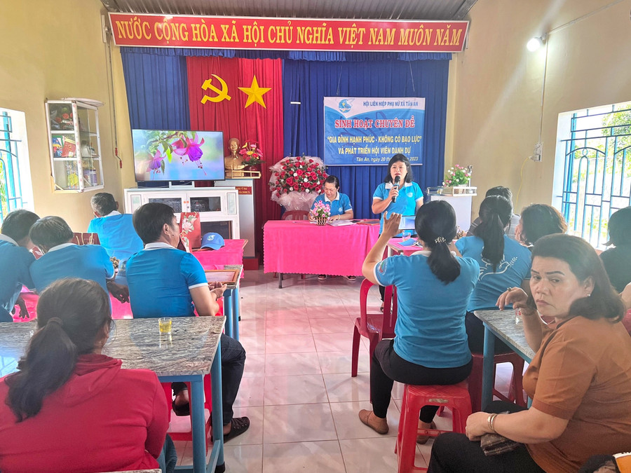 Buổi sinh hoạt chuyên đề "Gia đình hạnh phúc, không có bạo lực". Ảnh: Minh Châu Buổi sinh hoạt chuyên đề "Gia đình hạnh phúc, không có bạo lực". Ảnh: Minh Châu