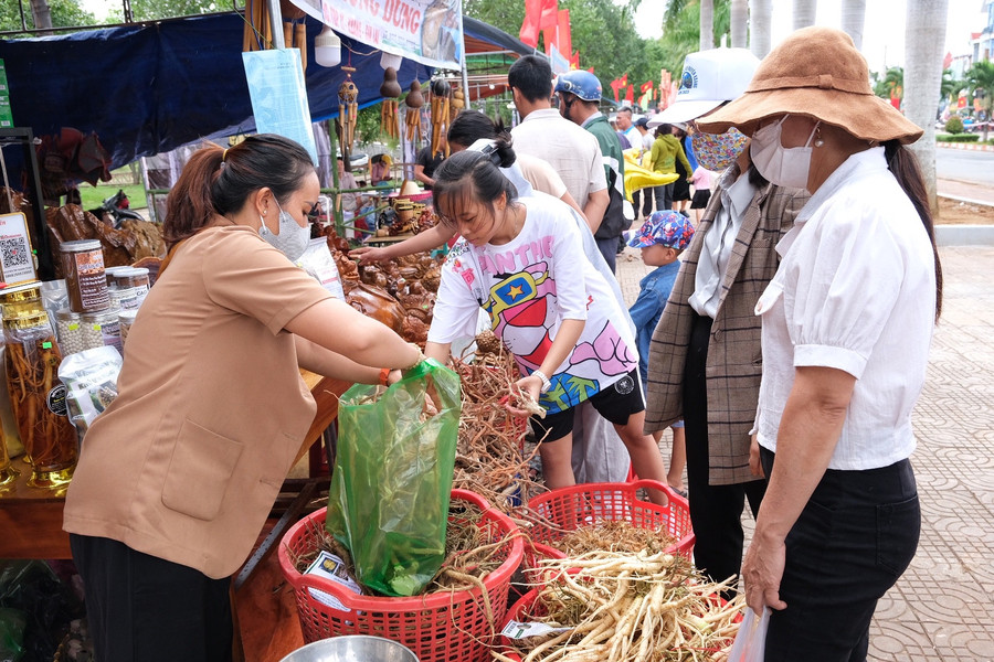 Người dân rất quan tâm đến các mặt hàng đặc sản địa phương. Ảnh: Hoàng Ngọc Người dân rất quan tâm đến các mặt hàng đặc sản địa phương. Ảnh: Hoàng Ngọc
