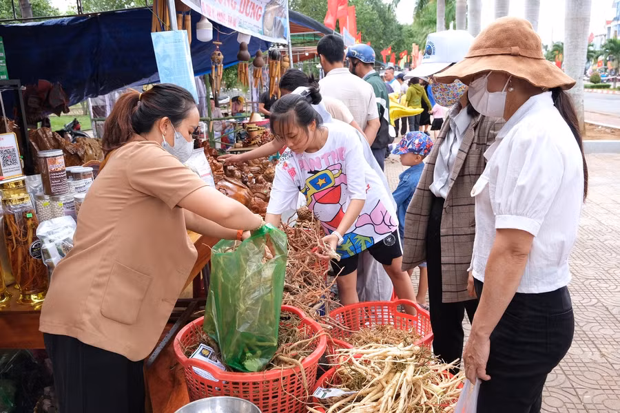 Người dân rất quan tâm đến các mặt hàng đặc sản địa phương. Ảnh: Hoàng Ngọc