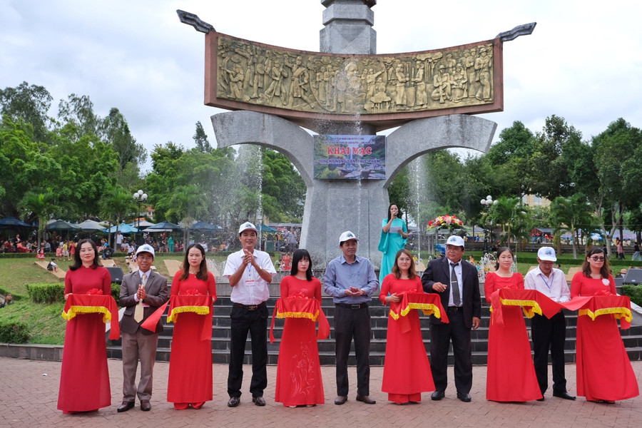 Cắt băng khai mạc hội chợ nông sản, thực phẩm huyện Kbang năm 2023. Ảnh: Hoàng Ngọc Cắt băng khai mạc hội chợ nông sản, thực phẩm huyện Kbang năm 2023. Ảnh: Hoàng Ngọc
