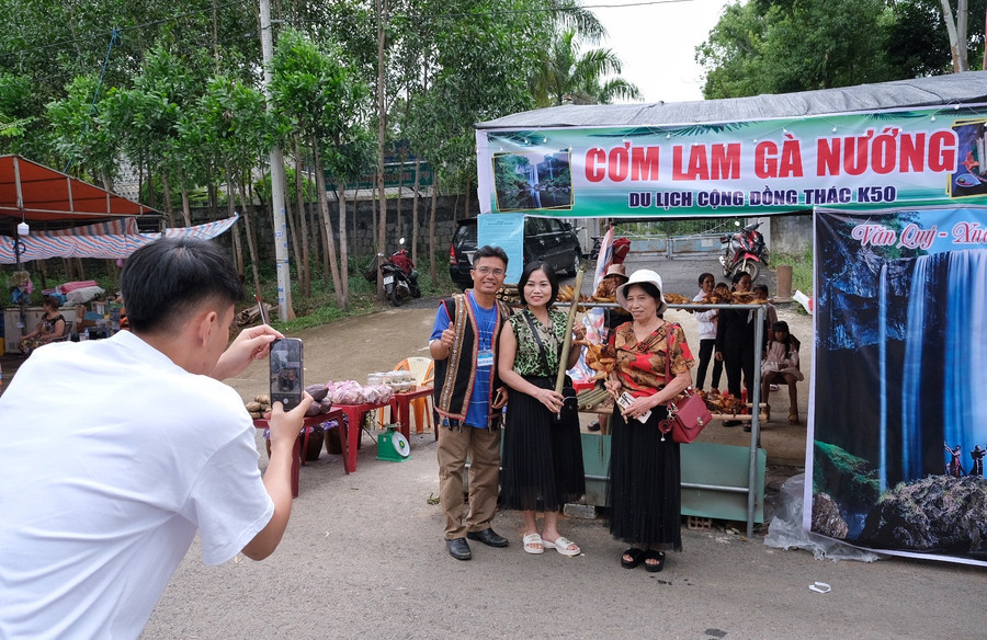 Các du khách Quảng Trị tìm hiểu ẩm thực truyền thống trong không gian của Ngày hội du lịch Kbang 2023. Ảnh: Hoàng Ngọc