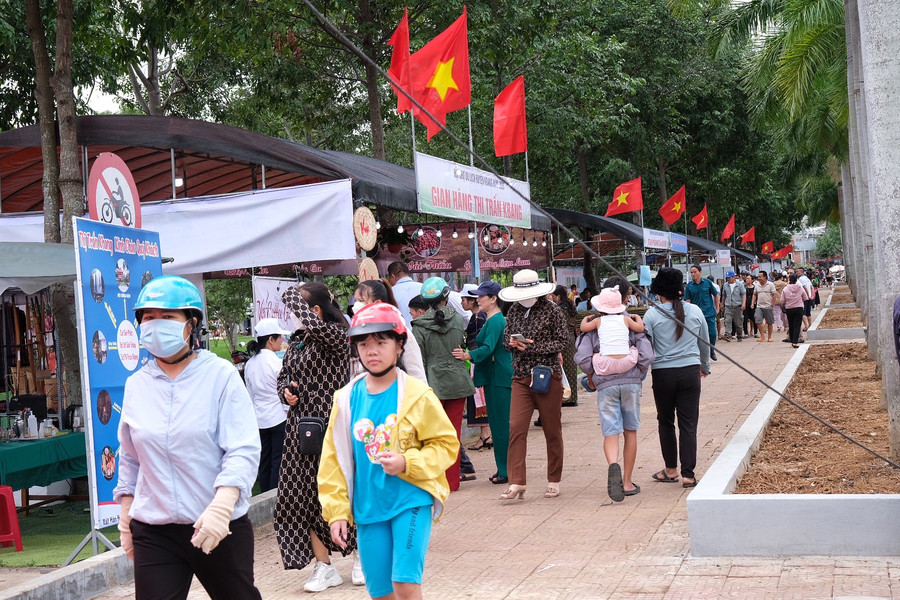 Rất đông người dân và du khách tham quan, mua sắm tại hội chợ. Ảnh: Hoàng Ngọc Rất đông người dân và du khách tham quan, mua sắm tại hội chợ. Ảnh: Hoàng Ngọc