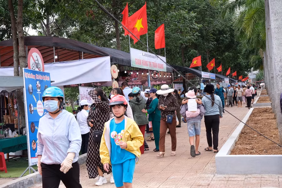 Rất đông người dân và du khách tham quan, mua sắm tại hội chợ. Ảnh: Hoàng Ngọc