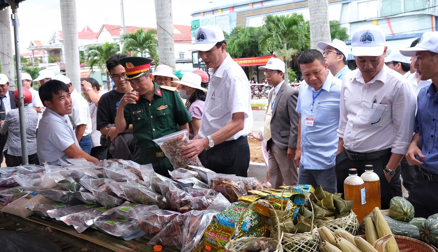 Ban tổ chức tham quan các gian hàng. Ảnh: Hoàng Ngọc Ban tổ chức tham quan các gian hàng. Ảnh: Hoàng Ngọc