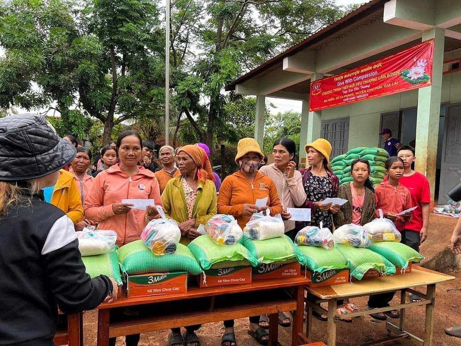Tặng quà cho phụ nữ và trẻ em xã Ia Phang, huyện Chư Pưh. Ảnh: Minh Châu