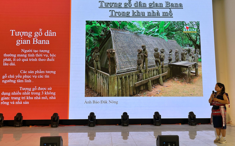 Thí sinh Đinh Thị Bi-Làng Hle Hlang, xã Yang Trung, huyện Kông Chro giới thiệu về tượng gỗ dân gian. Ảnh: ĐVCC