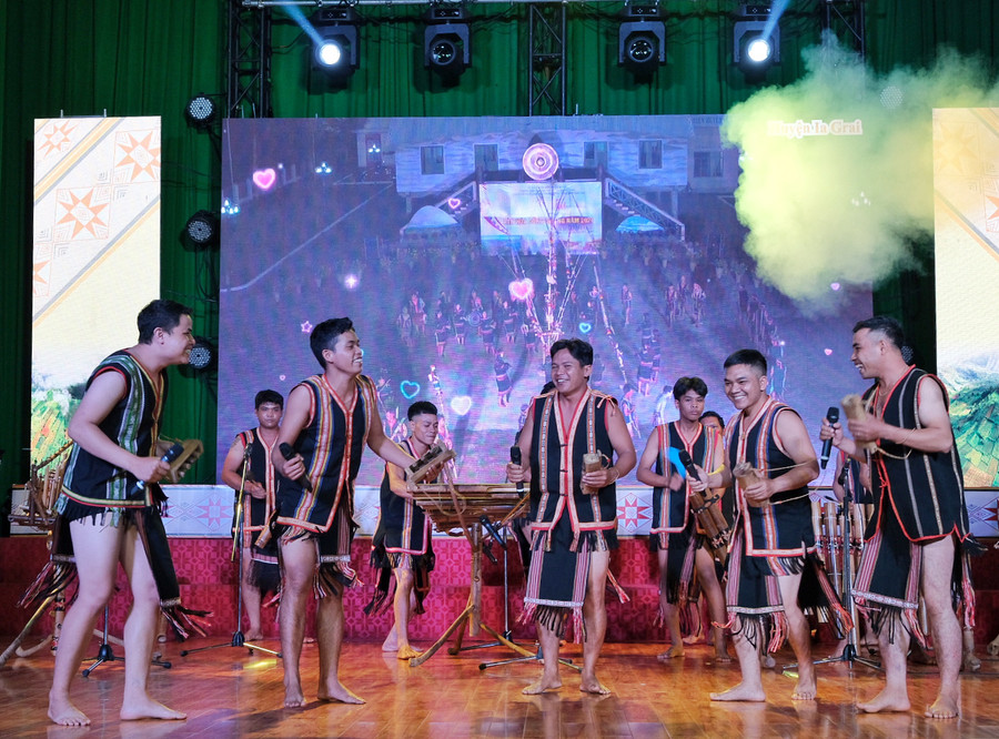 Tiết mục hát đồng dao &quot;Rước nước về làng&quot; của các chàng trai đến từ đoàn Ia Grai nhận được những tràng vỗ tay tán thưởng của khán giả. Ảnh: Hoàng Ngọc